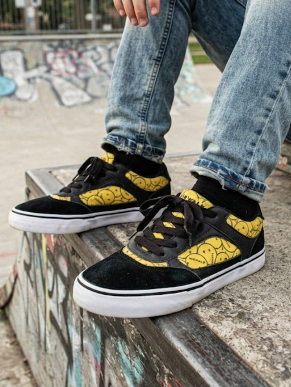 Airwalk Huntington Happy Face Black Suede & Yellow Low Top Sneakers Kid Unisex 5